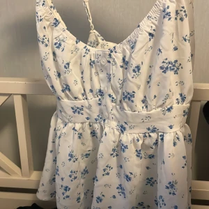 Blus/linne - Säljer denna aldrig använd bara testad! Den är i princip nu och i jätte bra sick. Den har en öppen rygg och är i storlek L men skulle säga att den sitter som s-m.