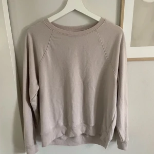 Sweatshirt  - Jättefin ljusrosa sweatshirt! Använd gärna ”köp nu”💞💞💞