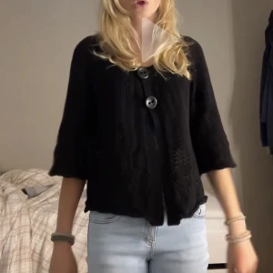 Bolero - Säljer min ursnygga bolero/kofta. Säljer då den aldrig kommer till användning