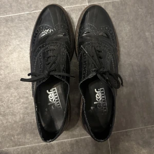 Ett par knytskor från rieker🖤 - Säljer ett par knytskor/ finskor från rieker! Slitningar på insidan av skorna annars i gott skick! Därav priset🖤