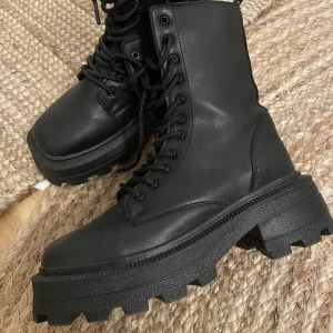 Squared boots - Använda några gånger men köpt andra som jag använder mer :) väldigt sköna 