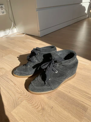 Isabel marant Bobby  - Bobby sneakers från Isabel marant i storlek 41. Använda men i bra skick. Små i storleken.  Köparen står för frakt