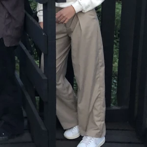 Beige kostymbyxor  - Säljer ett par sjukt snygga kostymbyxor som passar så väl till vardags som uppklätt🤩🤩⭐️ 