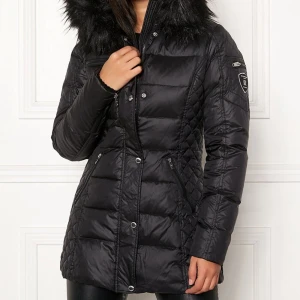 Rockandblue jacka S  - Svart Rockandblue jacka nypris 3500kr i fräscht skick. Bara använd en vinter pga att den tyvärr blivit för stor för mig. Hör av dig om du är intresserad😊