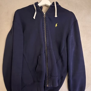 Polo Ralp Lauren hoodie - Marinblå Polo Ralp Lauren hoodie i fint skick! Inga fel vad jag kan hitta. Sparsamt använt. Storlek M i mansstorlek