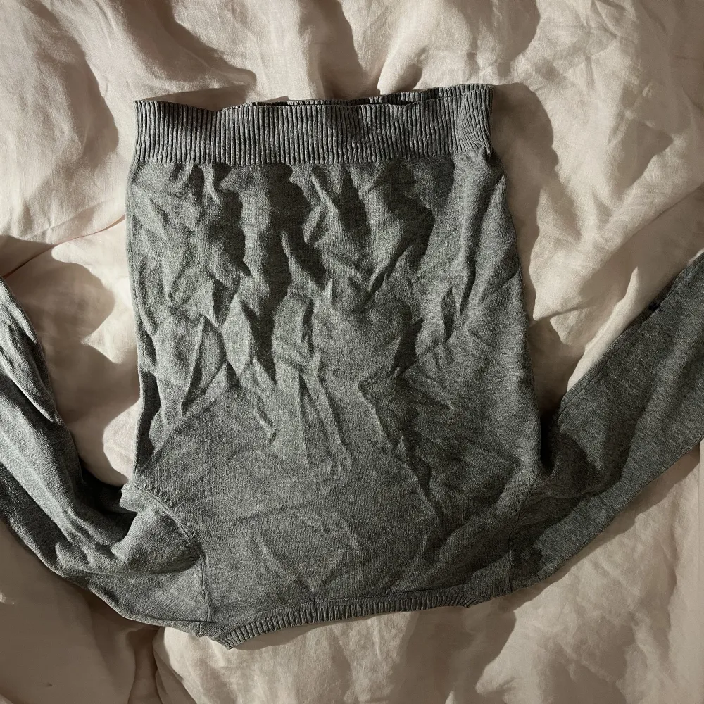 Tunt stickad grå tröja vet ej vart den är ifrån Två blåa färg fläckar på ärmarna . Tröjor & Koftor.
