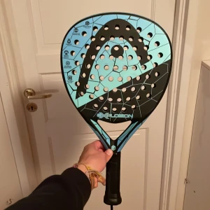Padelracket - Padelracket från Head. Använt två gånger, är precis som i nyskick. Köpt för 1000kr. Fodralet ingår i priset.