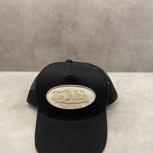 Von dusch keps - Von dutch keps i princip nyskick, säljes pga att jag inte använder den. Storleken går att justera 