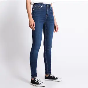 Ett par snygga skinny-jeans i modellen 