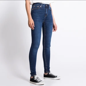 Jeans "snake"  - Ett par snygga skinny-jeans i modellen "snake". Är i bra skick och i en mörkblå färg, storlek S. 