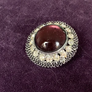 Lila brosch  - Vintage brosch med lila glas och vita rhinestones  