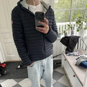 Colmar jacka  - En riktigt fet colmar jacka helt perfekt nu till hösten/vintern. Den är i nyskick. Storlek 172/xs. Nypris 2600 mitt pris 1299🔥  Modellen på bilden är 169cm. Skriv vid frågor eller funderingar🙌