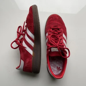 Adidas Handball Spezial - säljer mina nästintill oanvända jättejättefina skor eftersom jag hittat ett annat par röda jag hellre vill ha. köpte dessa i augusti och tror jag använt de max 5 gånger sedan dess, så de  är typ i nyskick. nypris 1200kr. har fler bilder om önskas!!❤️