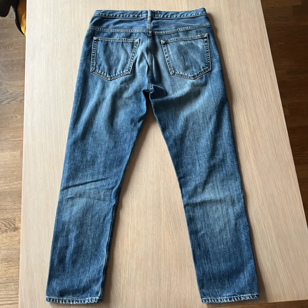 Säljer ett par schyssta Acne Studios Jeans i storlek 32-32 men de sitter tightare i midjan. Kvitto finns tyvärr inte med. Skriv PM om funderingar👍 Kan gå ner i pris vid snabb affär. Jeans & Byxor.