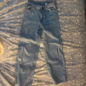 Jeans - Blåa jeans från Monki. Använda fåtal gånger. Nypris ca 600kr mitt pris 200. Kan tänka mig lägre priss vid snabb affär 