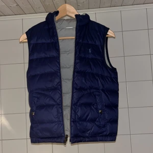 Ralph Lauren väst - Säljer nu denna Ralph Lauren väst som är köpt på kidsbrandstore Mall Of Scandinavia för 1800. Västen är i mycket bra skick och är 2 sidig. Kvitto finns tyvärr inte men skriv för fler bilder eller frågor👍 Kan gå ner i pris vid snabb affär!