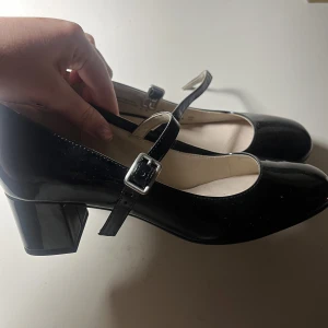 Mary Jane Clarks skor - Såååå fina skor som har använts ett fåtal gånger, köpta second hand men originalet från Clarks❤️ Väldigt bekväma med liten klack 