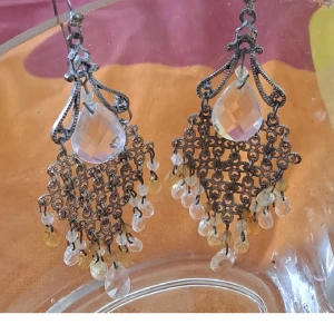 Vintage örhängen  - Lite för stora för min smak. De saknar vissa delar, samt behöver rengöras. Vid frågor skicka pm. Pris är diskuterbart vid snabb affär. 😊