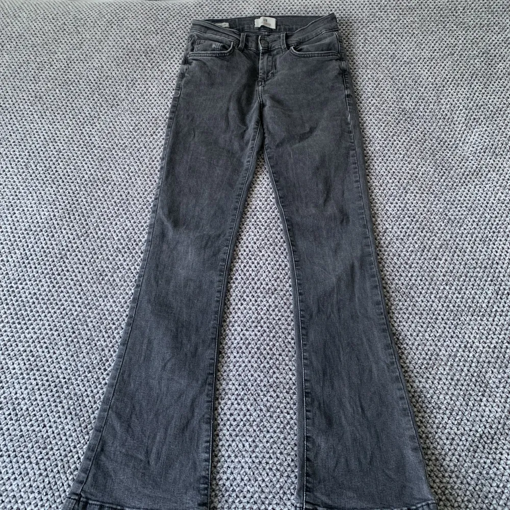 Ett par supersnygga bootcut och midrise LTB jeans i svart färg, storlek 25/30 och modell ”fallon”. Köpte för cirka 829kr och säljer för 379kr. Ganska använda med supersmå slitningar vid hälen som inte syns om man inte kollar supernära. Säljer pga försmå💗. Jeans & Byxor.