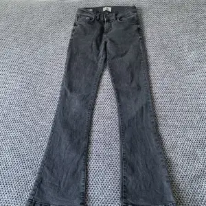 Ett par supersnygga bootcut och midrise LTB jeans i svart färg, storlek 25/30 och modell ”fallon”. Köpte för cirka 829kr och säljer för 379kr. Ganska använda med supersmå slitningar vid hälen som inte syns om man inte kollar supernära. Säljer pga försmå💗
