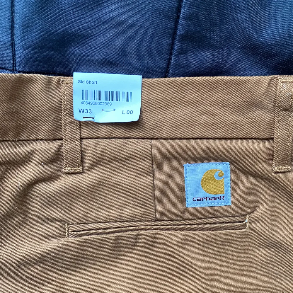 Oanvända Carhartt WIP Lamar  shorts säljes! Köpta på numer nedlagda Terrace utan möjlighet byta. Färg Khaki/ljusbrun, size 33 men är ganska ”tajta”, säg 32.. Jeans & Byxor.
