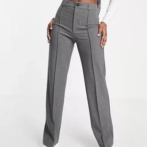 Säljer Kostymbyxor - Säljer dessa grå kostymbyxor från Pull & Bear. Väldigt sparsamt använda, säljes då de inte kommer till användning. Kan mötas i Stockholm eller skicka mot fraktkostnad