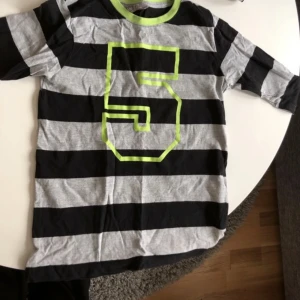 Tröja strl 122 fint skick  - Tröja sweetshirt strl 122 fint skick ej blekt i färgerna  FRI FRAKT FRAM TILL SÖNDAG KVÄLL🤩👏👏