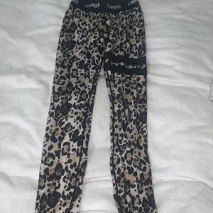 Stronger tränings tights - Säljer dessa jätte snygga tränings tights från stronger! Jätte skönt material och använd fåtal gånger!