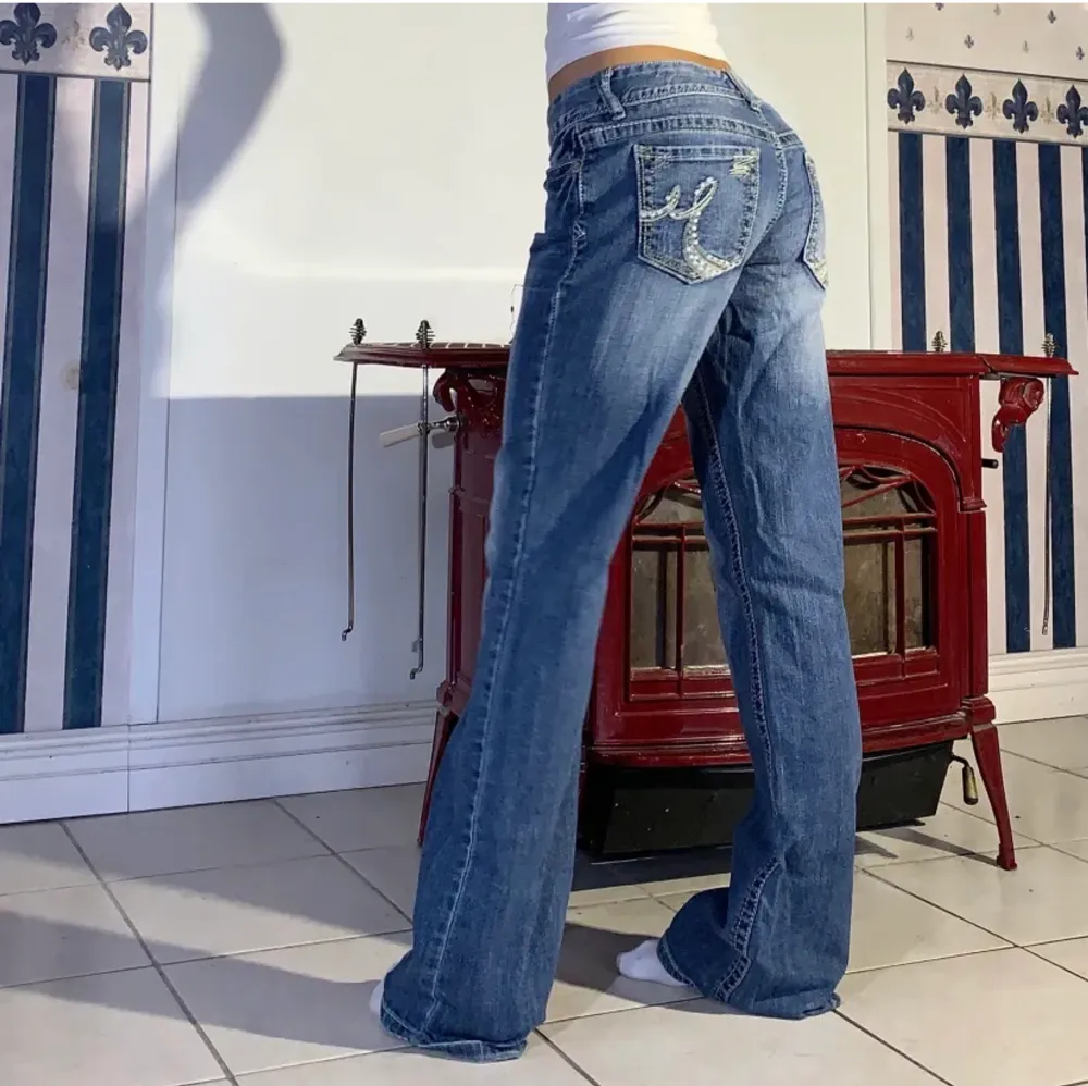Säljer dessa jeans igen på grund av komplikationer med förra köparen.  Hon på bilden är 164 cm.  Säljer för att de inte passar mig och behöver pengar❣️💞 köpta för 600kr Midja 89, innerben 86. Jeans & Byxor.