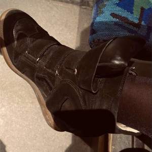 Säljer mina fina svarta Marant skor då de inte längre kommer till användning. Dom är såklart använda men har tagits väl hand om och har ett gott skick👌🌟 Det kommer med dust bags. Det är bara att skriva för fler bilder eller frågor!!!🥰🥰
