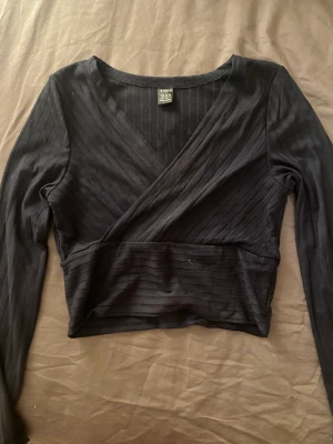 mörkblå tröja - säljer denna mörkblå tröjan men v hals, köpt för ca 100 kr säljer för 50❤️ den är för liten för mig å drf säljs den. passar folk som inte har så stor byst och vanligtvis har strlk xs. använd 1 gång❤️ använd gärna köp nu men skriv innan 💕