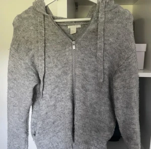 Stickad zip-up från h&m - Super gosig stickad zip-up från h&m! Köpt här på plick men säljer vidare då den inte kommer till användning. Skriv vid frågor eller fler bilder💞💞