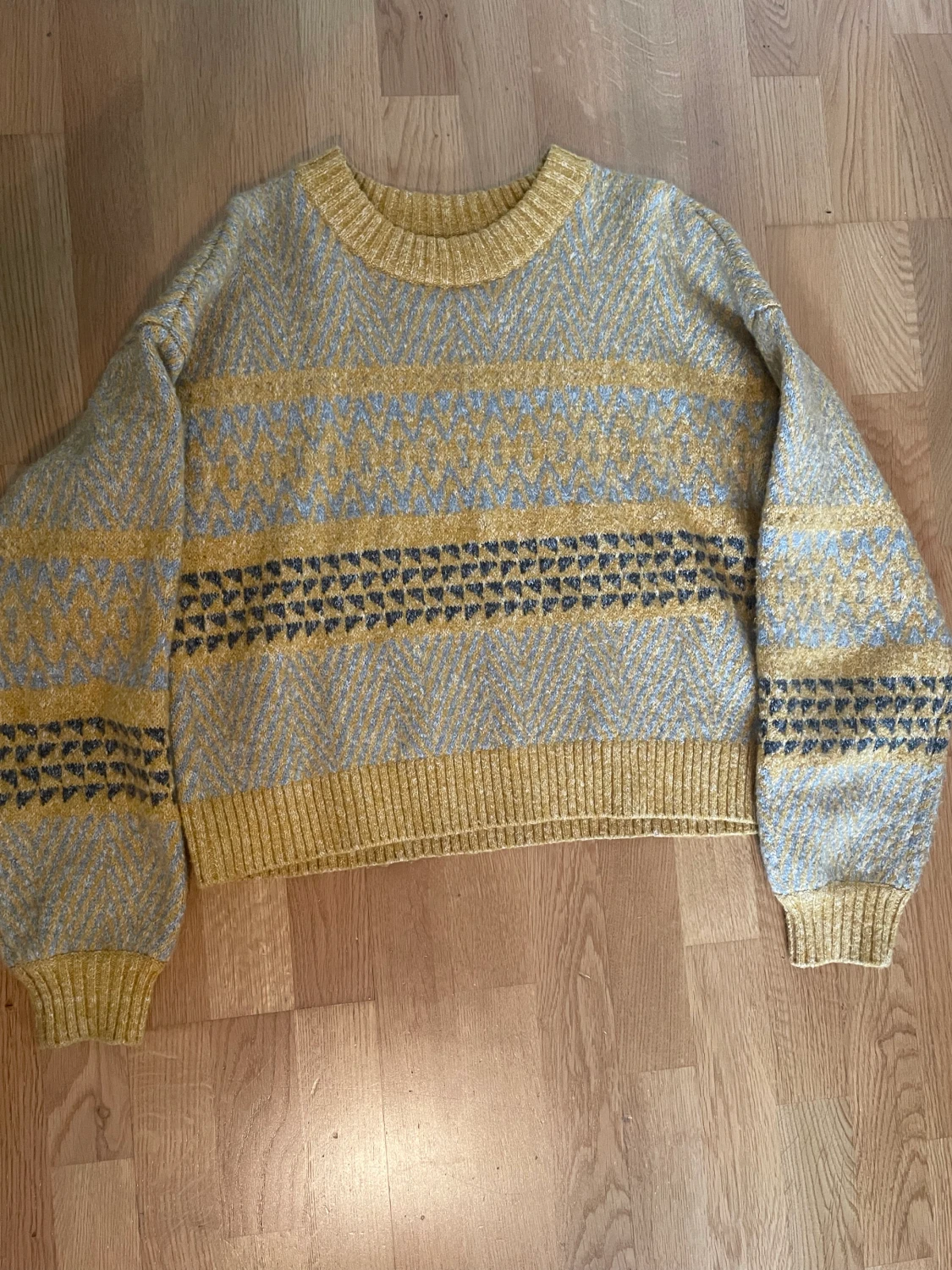 Juno knit - Gul stickad tröja💛 - 90