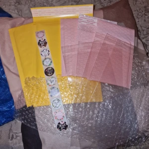 Packnings material - Säljer nu lite packnings material, medföljer 2 större frakt påsar, 3 mindre, 5 genomskinliga påsar som man kan försluta, bubbelplast samt 10st Thank you stickers🥰
