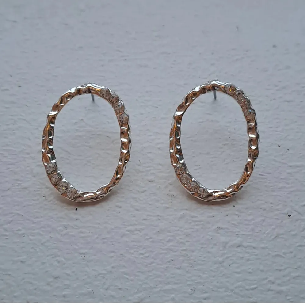 Fina örhängen med små kristaller. Ringen är 3 cm. Aldrig använda. Skriv till mig så kan jag fixa frakt för 15 kr!!<3. Accessoarer.