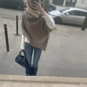 Poncho  - Såå fin poncho som jag köpt i paris me. Står tyvärr inget märke❤️ den är bara använd en gång