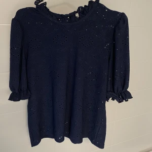 Blus - Jättefin blus/ topp från en butik i Karlskrona. Använd 2-3 gånger och i bra skick. Storlek S, passar även M. Obs! Den är inte beige på insidan, det är jag som har ett linne under 💙