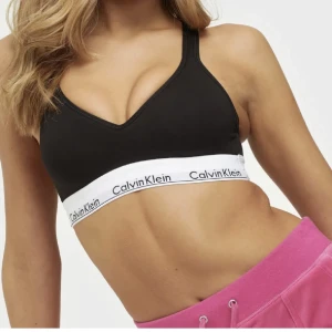 OANVÄND BH från Calvin Klein - Helt oanvänd bh/topp från Calvin Klein! Den är vadderad men det går också att ta ur om man vill det. Skickar fler bilder om någon skulle vilja ha🥰köpte för 500