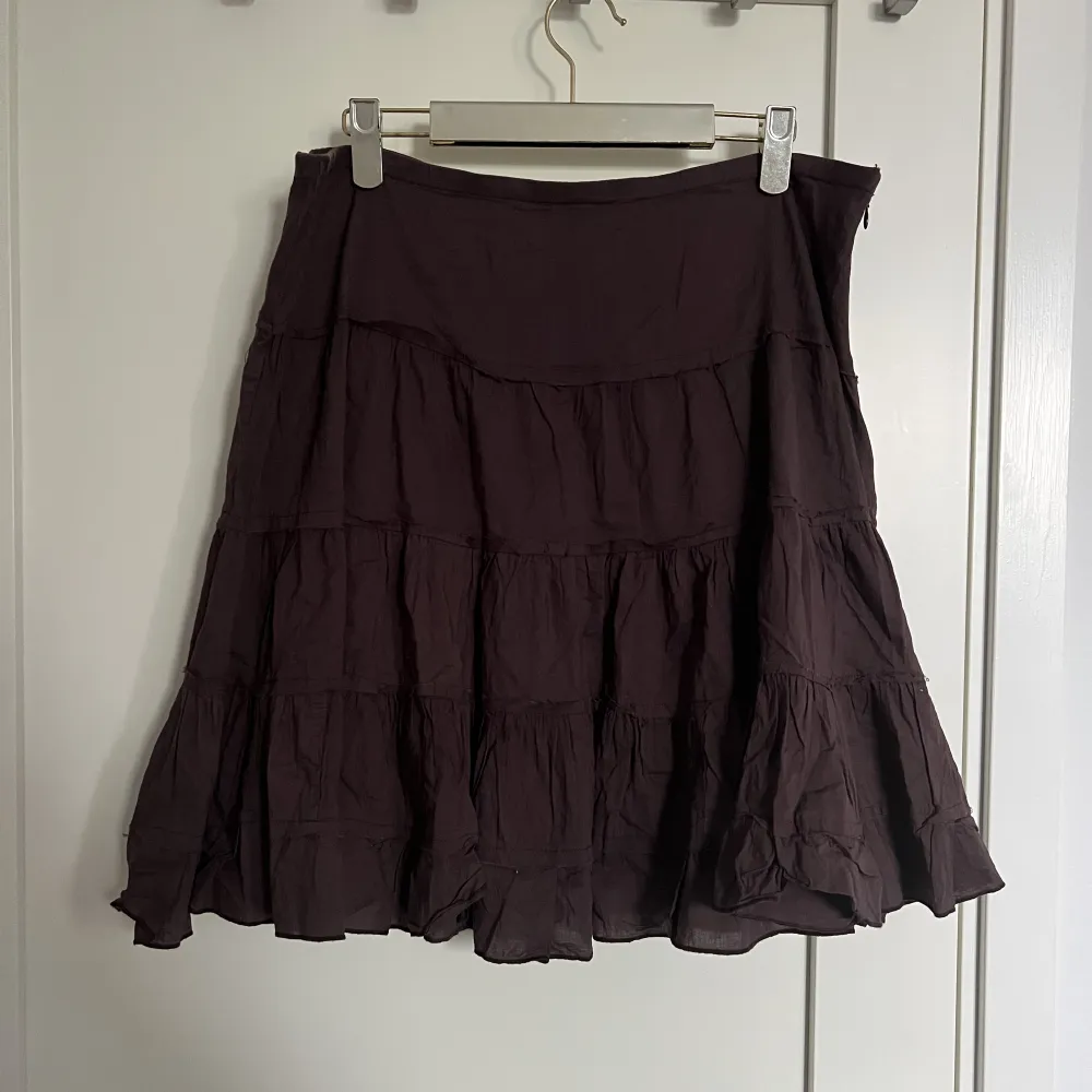 Superfin brun kjol köpt secondhand som tyvärr inte kommer till användning. Den har en dragkedja på sida och det står att den är i storlek M💗Midjemått: ca 45,5-46cm Längd: ca 54,5 cm. Kjolar.