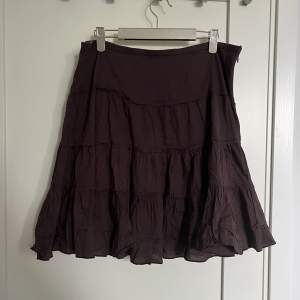 Superfin brun kjol köpt secondhand som tyvärr inte kommer till användning. Den har en dragkedja på sida och det står att den är i storlek M💗Midjemått: ca 45,5-46cm Längd: ca 54,5 cm