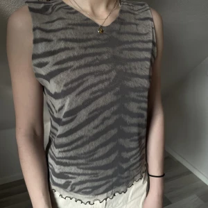 linne - asballt linne från humana!! använd fåtal gånger men är så så snyggt! brukar även vända på det för att få en hög krage. funkar med båda. 