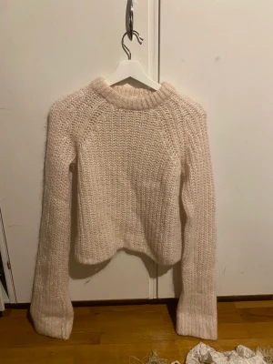 Stickad tröja  - Jättefin hm studio tröja i mohair och ullblandning. Lite kortare modell med längre armar, Såå snygg🩷🩷