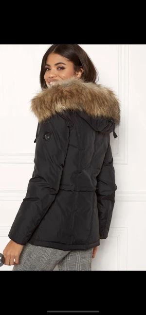 Hollies jacka - Modellen är Hollies subway.  Köpt för något år sedan på Nellys hemsida . Nupris 3950kr Storleken är 34 men passar en liten 36 också. Går att justera i midjan. Jackan är i ett gott skick.  Den är tung och håller dig varm.  PÄLSEN ÄR INTE ÄKTA! 