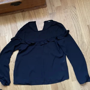 Svart blus - Bra skick men kommer inte till användning längre tyvärr. Säljer mycket kläder nu då jag rensar min garderob🤍✨⭐️