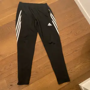 Adidas byxor bra skick förutom ett märke som knappt syns när man har på sig de se bild ovan för att se märket. Storlek L 