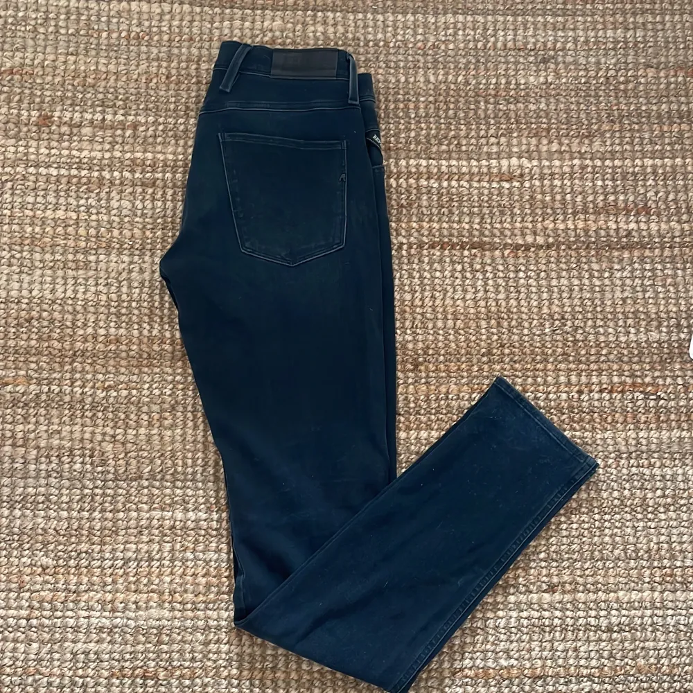 Replay jeans storlek 30/34. Modellen är Anbass. Otroligt fint skick 9,5/10. Hör av dig vid frågor/bilder! // Olle. Jeans & Byxor.