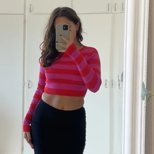 Randig tröja  - Randig tröja från Zara i rött och rosa. Cropped. Helt oanvänd, tjockt och rejält tyg! Storlek S