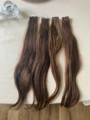 Hellobombshell  - 4 paket löshår från hello bombsell, i längden 40cm mellanbrunt. 200 för alla 4 paket 