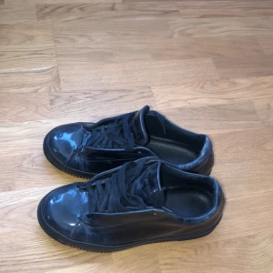 J Lindeberg skor limited edition. - Säljer min oanvända limited edition skor från J Lindeberg pga att de inte används. Går inte att få tag på.  Köpta för 2500. Mitt pris: 600.  Pris går att diskutera. 