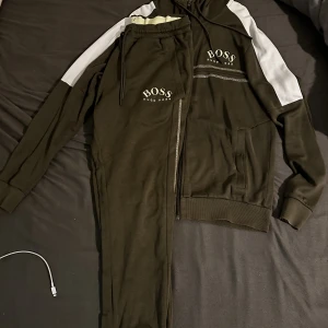 Hugo boss dress - Säljes pga ingen användning, bra skick. Denna modell säljes längre inte, bra kap. Byxor M tröja S